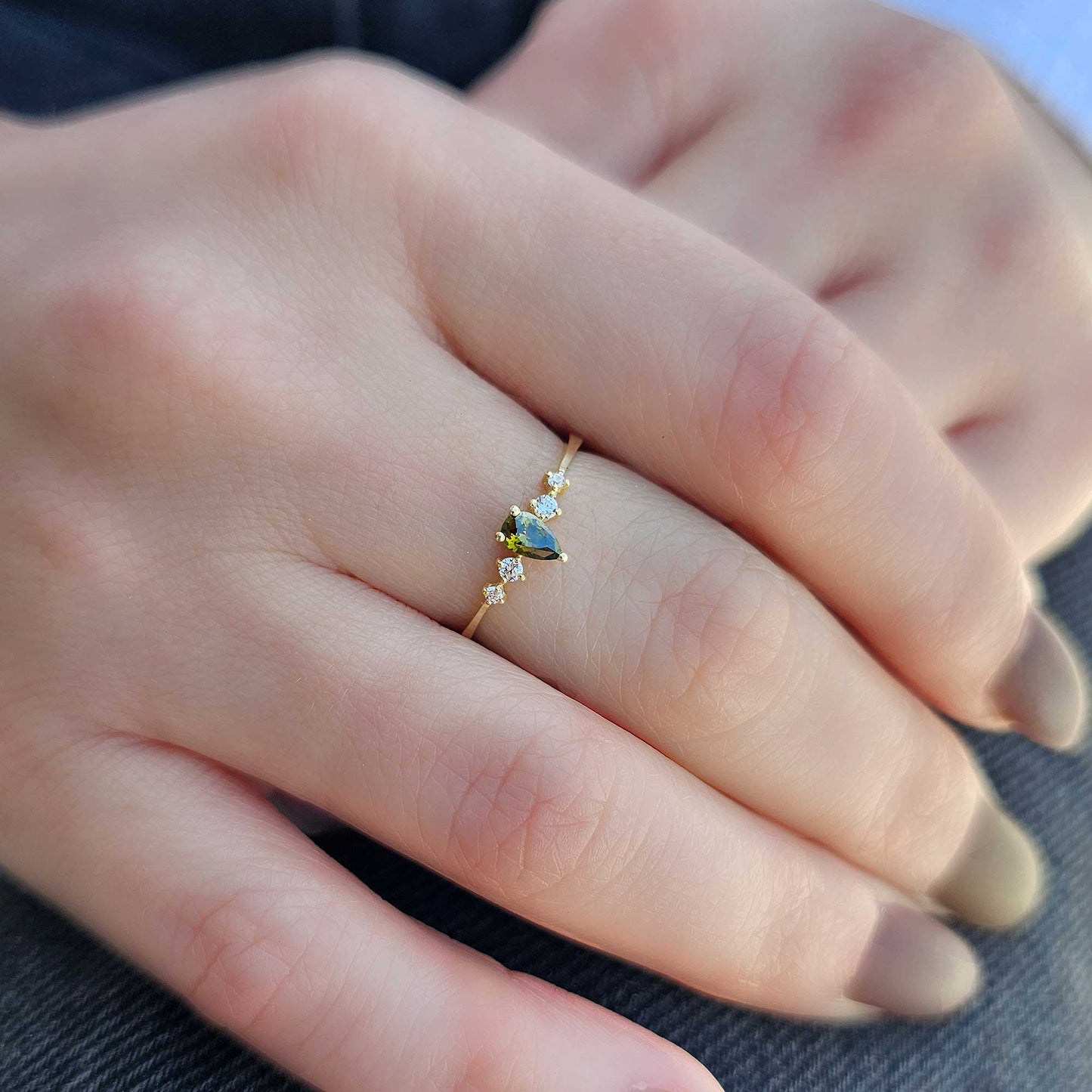 Anillo de oro de 18 quilates con peridoto, pera y circonita - 2S123PER