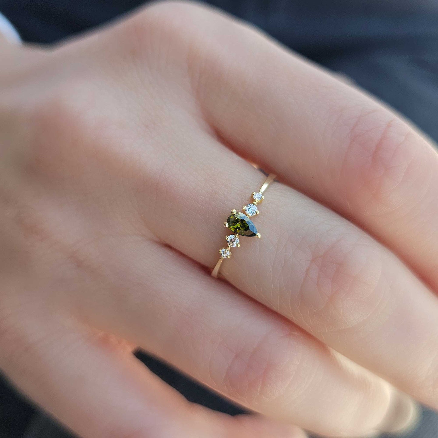Anillo de oro de 18 quilates con peridoto, pera y circonita - 2S123PER