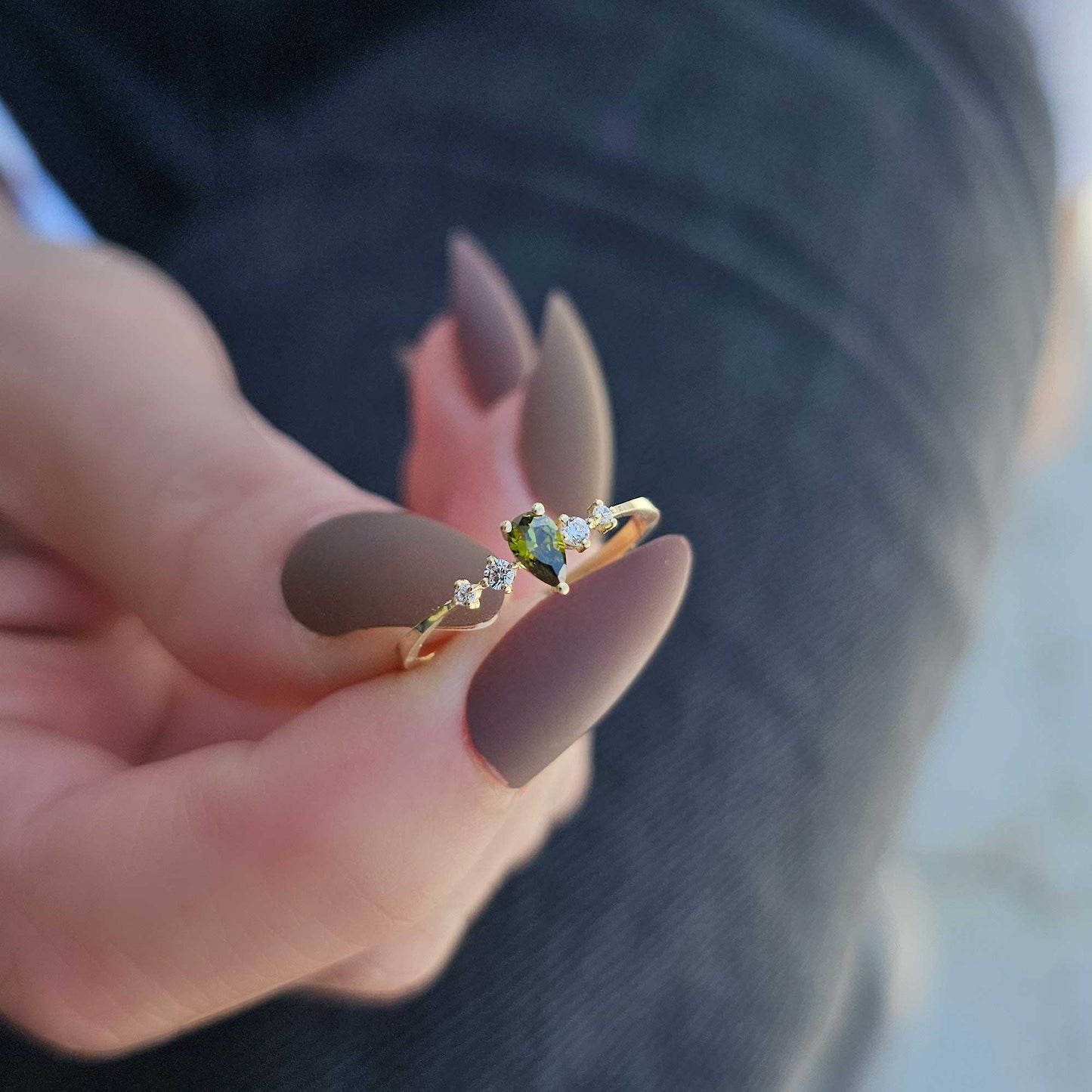 Anillo de oro de 18 quilates con peridoto, pera y circonita - 2S123PER