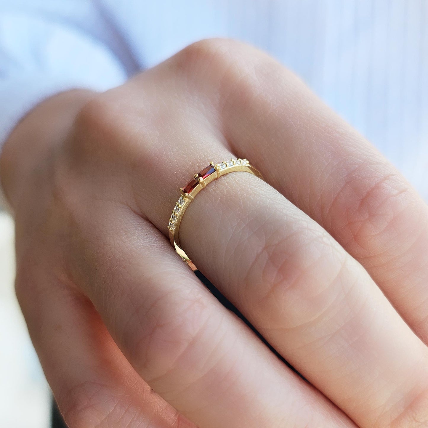 Anillo de oro de 18 quilates con granate de talla baguette y circonitas - 2S16GAR