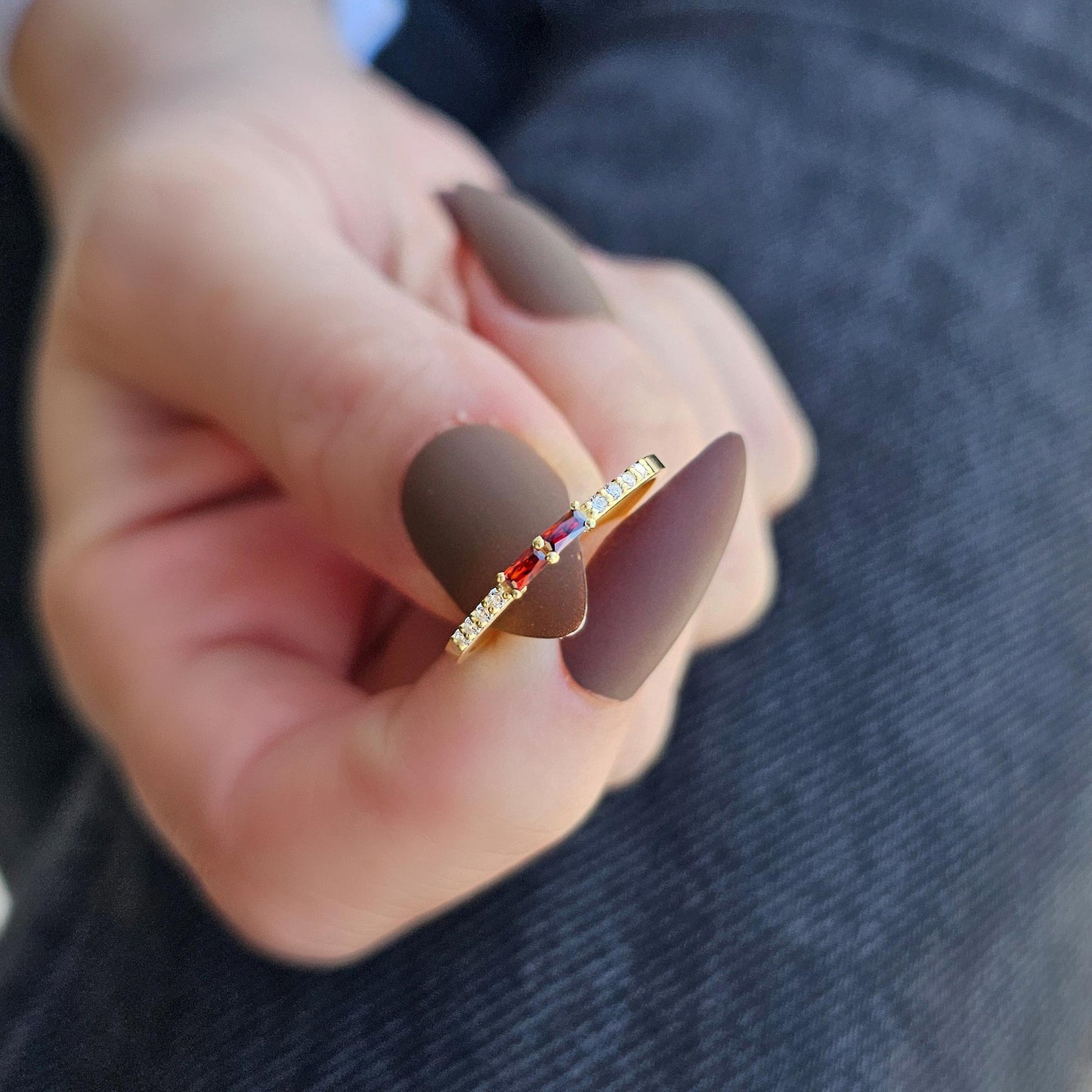 Anillo de oro de 18 quilates con granate de talla baguette y circonitas - 2S16GAR