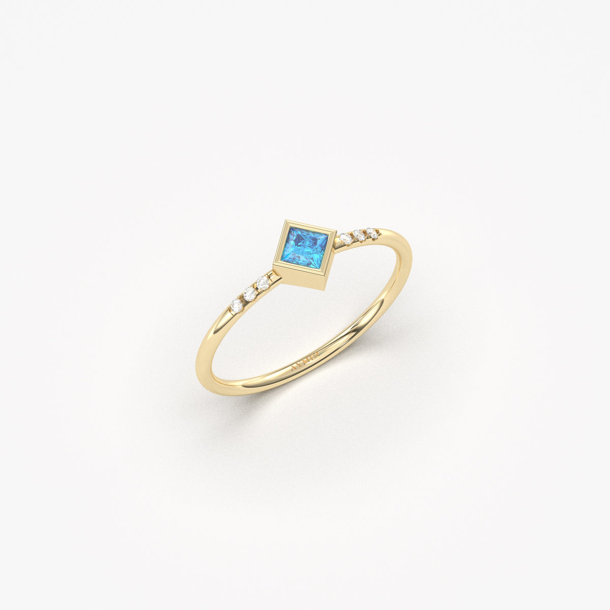 18K yellow gold blue-stone princess ring with cubic zirconia, side view
