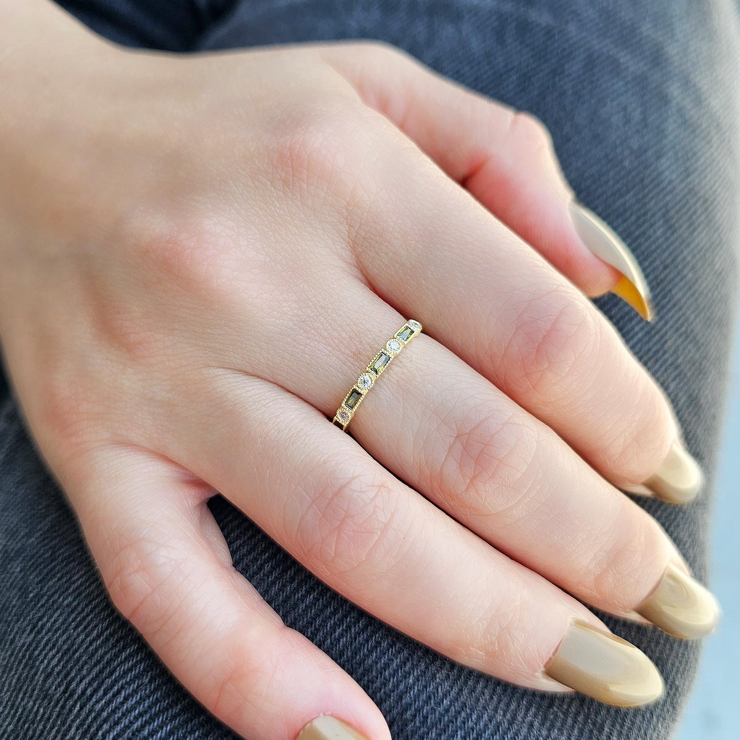 Anillo de oro de 18 quilates con peridoto y circonitas cúbicas de talla baguette - 2S233PER