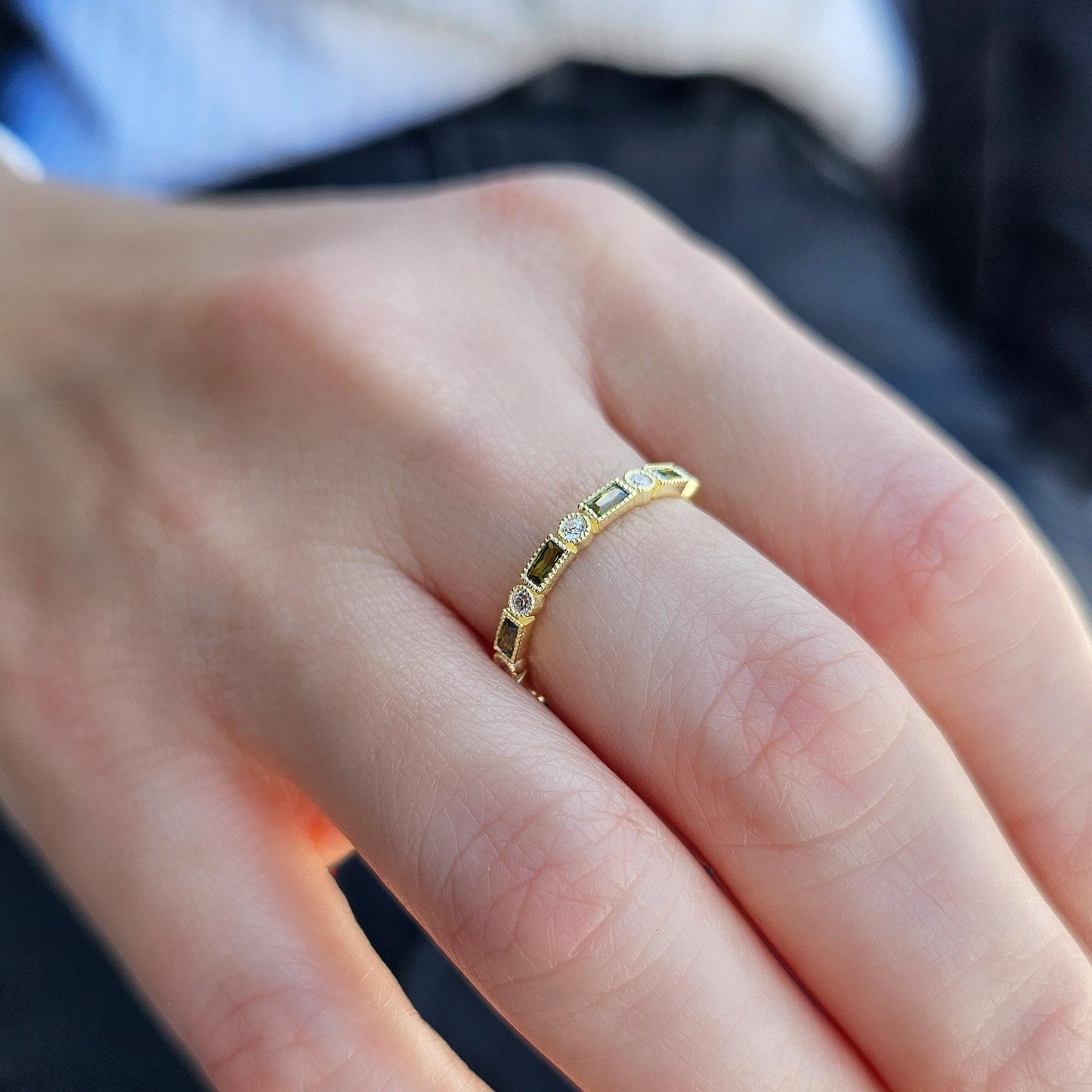 Anillo de oro de 18 quilates con peridoto y circonitas cúbicas de talla baguette - 2S233PER