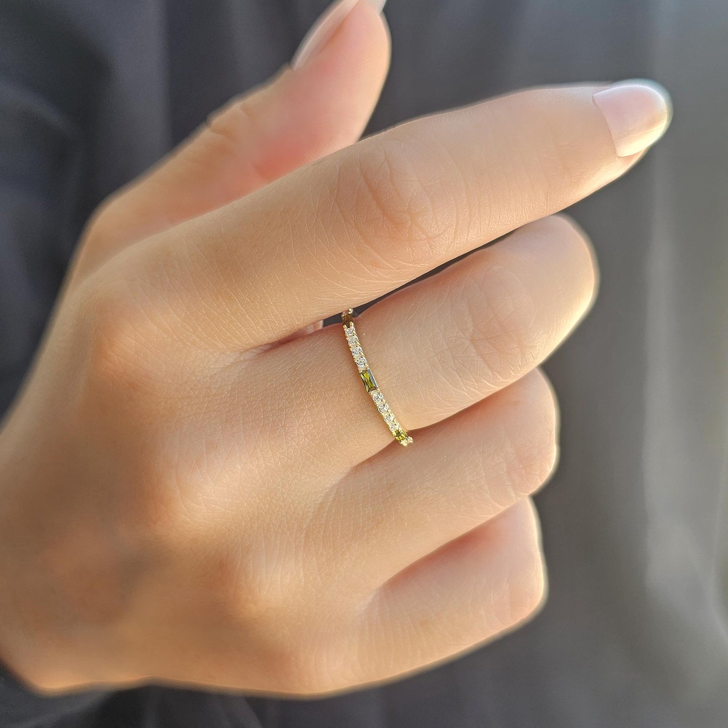 Anillo de oro de 18 quilates con peridoto y circonitas cúbicas de talla baguette - 2S241PER