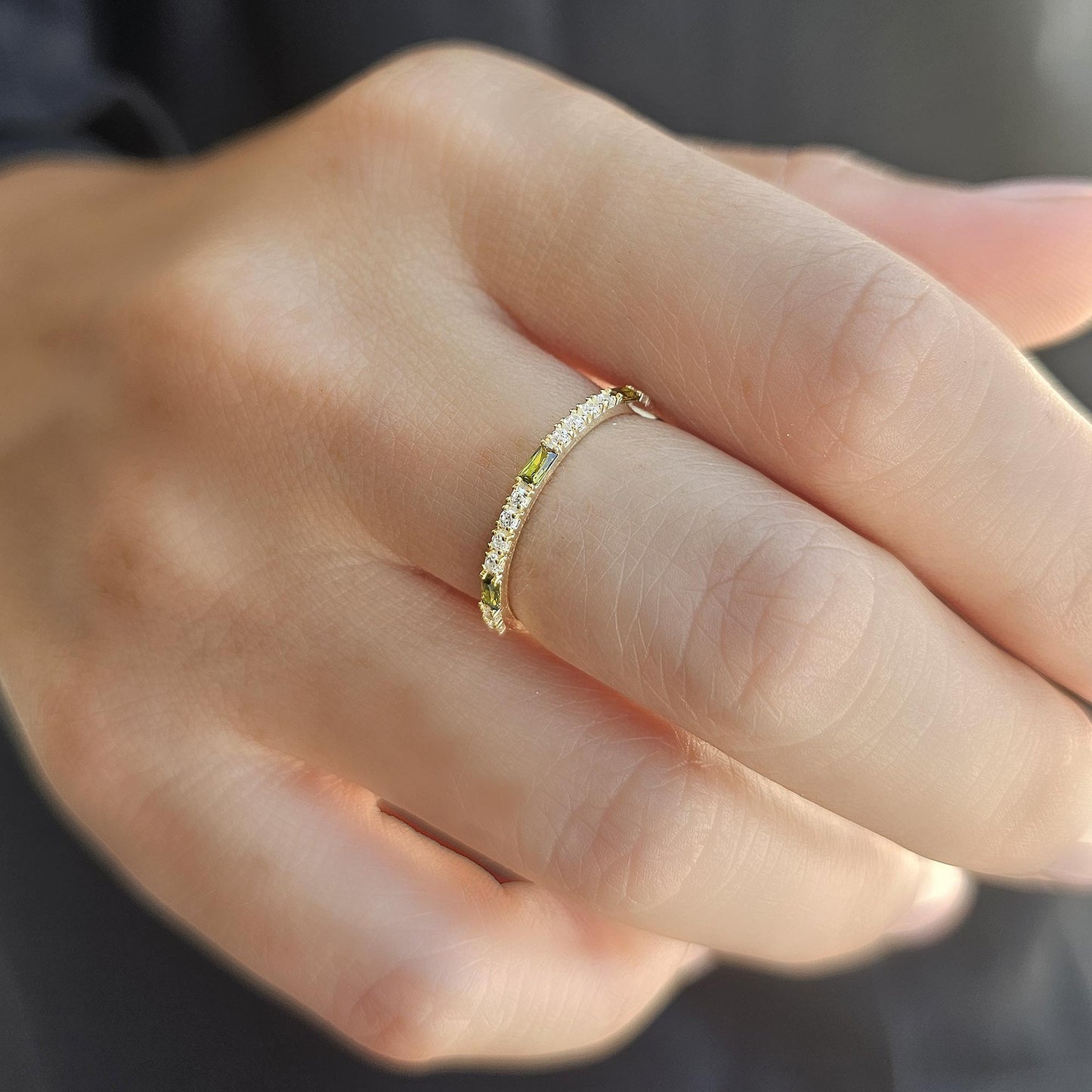 Anillo de oro de 18 quilates con peridoto y circonitas cúbicas de talla baguette - 2S241PER