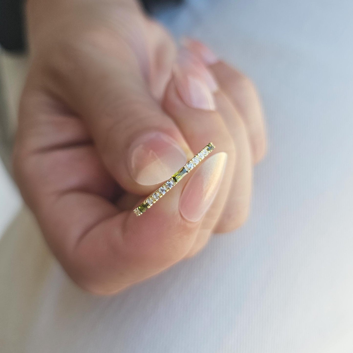 Anillo de oro de 18 quilates con peridoto y circonitas cúbicas de talla baguette - 2S241PER