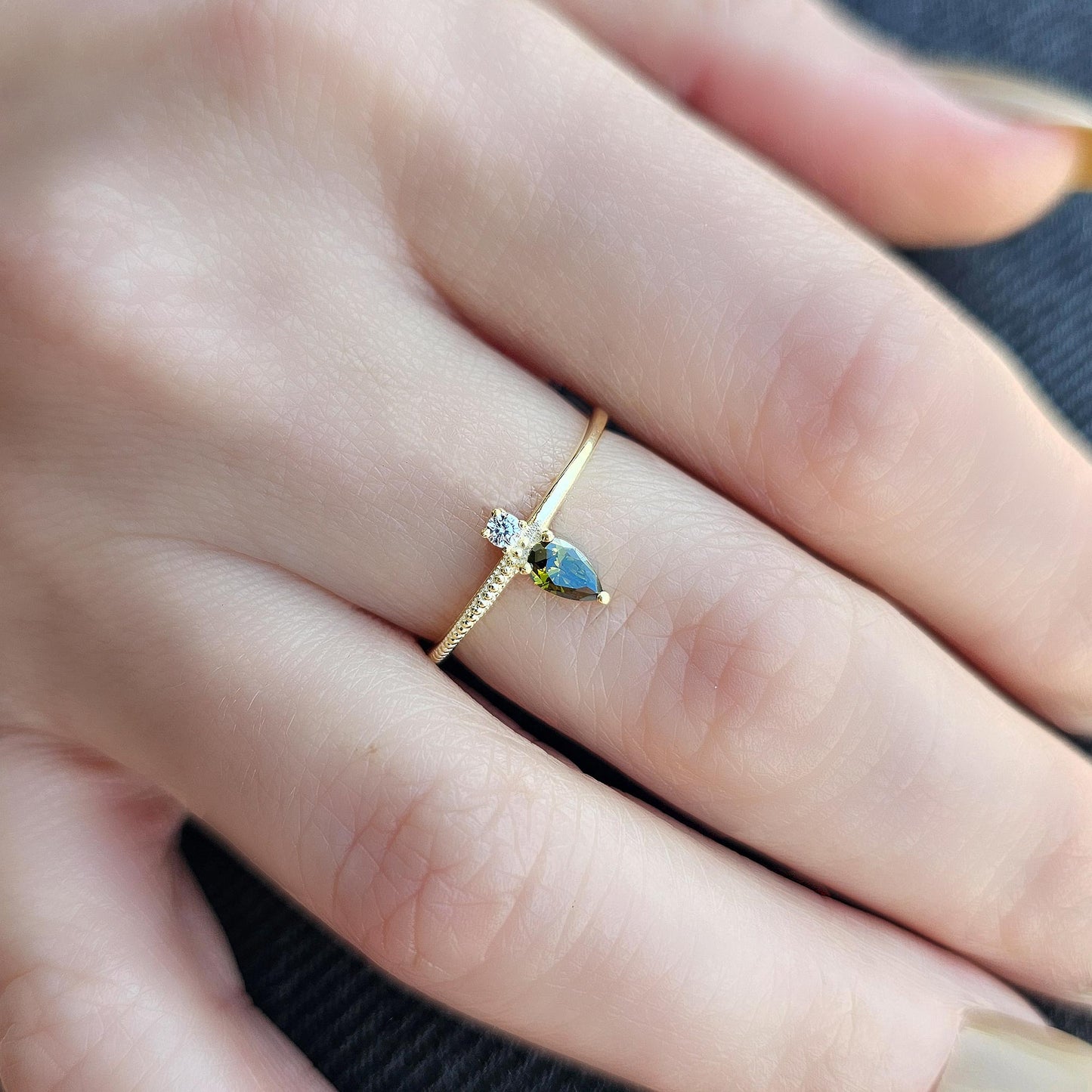 Anillo de oro de 18 quilates con peridoto y circonitas cúbicas talla pera - 2S294PER