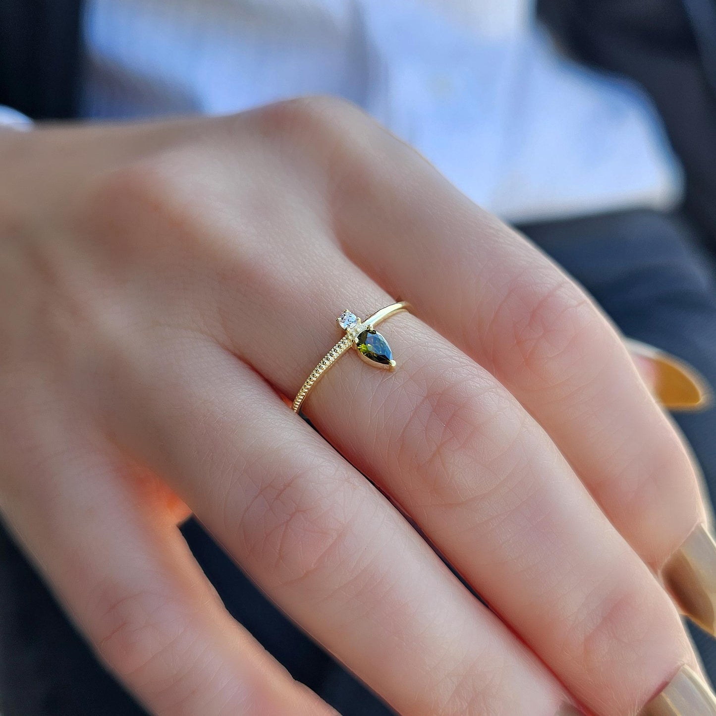 Anillo de oro de 18 quilates con peridoto y circonitas cúbicas talla pera - 2S294PER