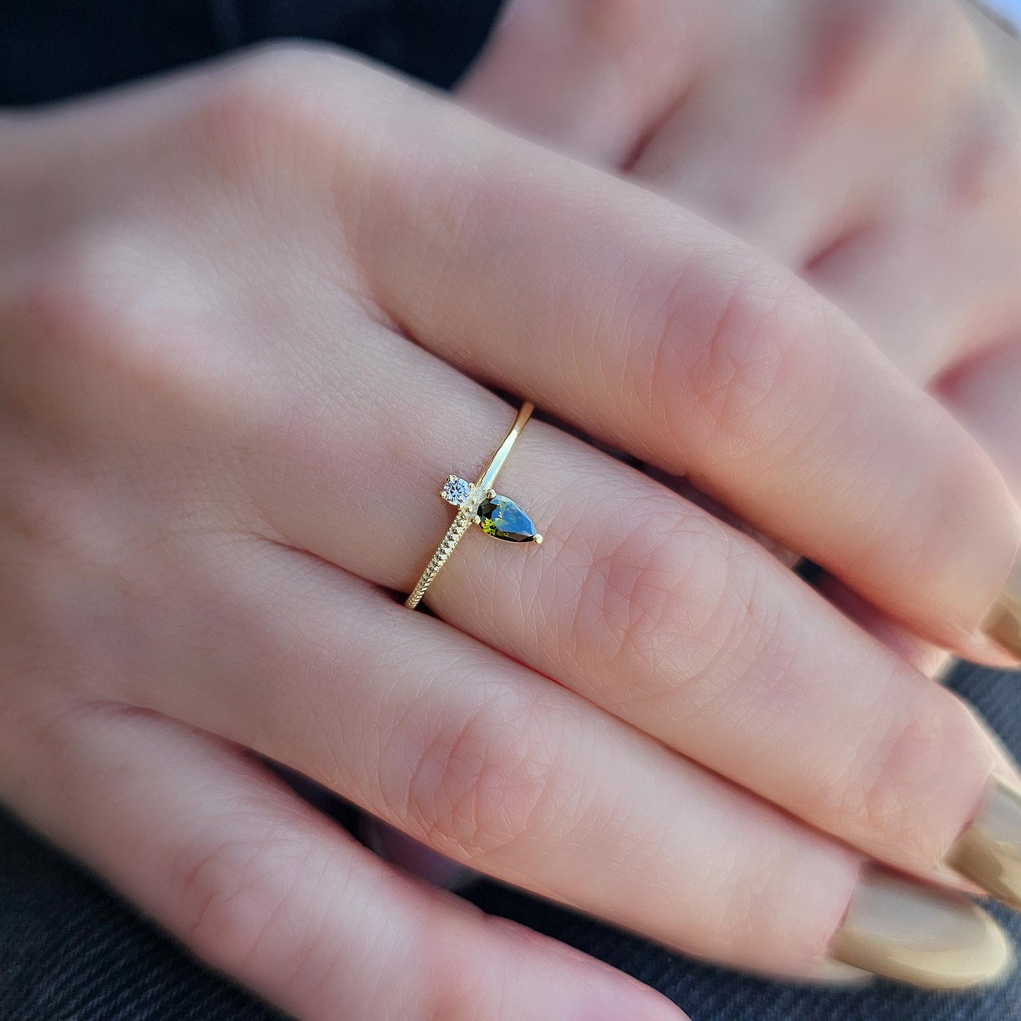 Anillo de oro de 18 quilates con peridoto y circonitas cúbicas talla pera - 2S294PER