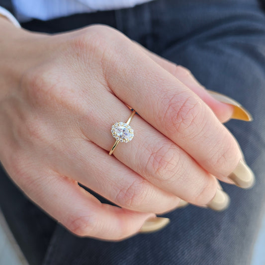 18K Gold Oval Cut Halo Engagement Ring - 8S26DIA