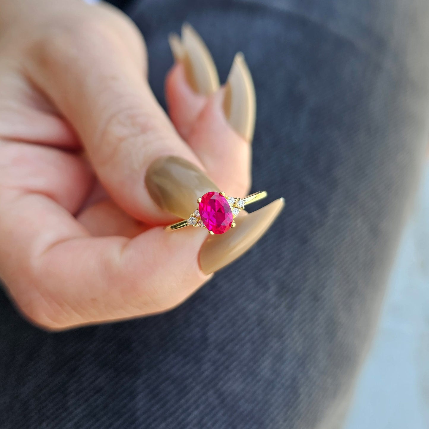 Anillo ovalado y circonita cúbica de oro de 10 quilates - 8S268PNK