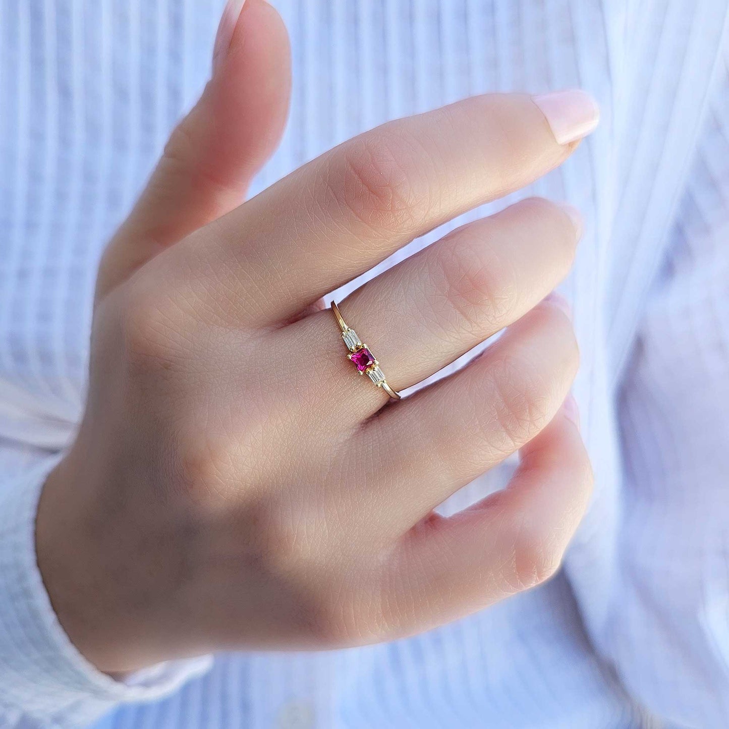 18 Karat Goldring mit Rubin und Zirkonia im Prinzessschliff – 2S162RBY