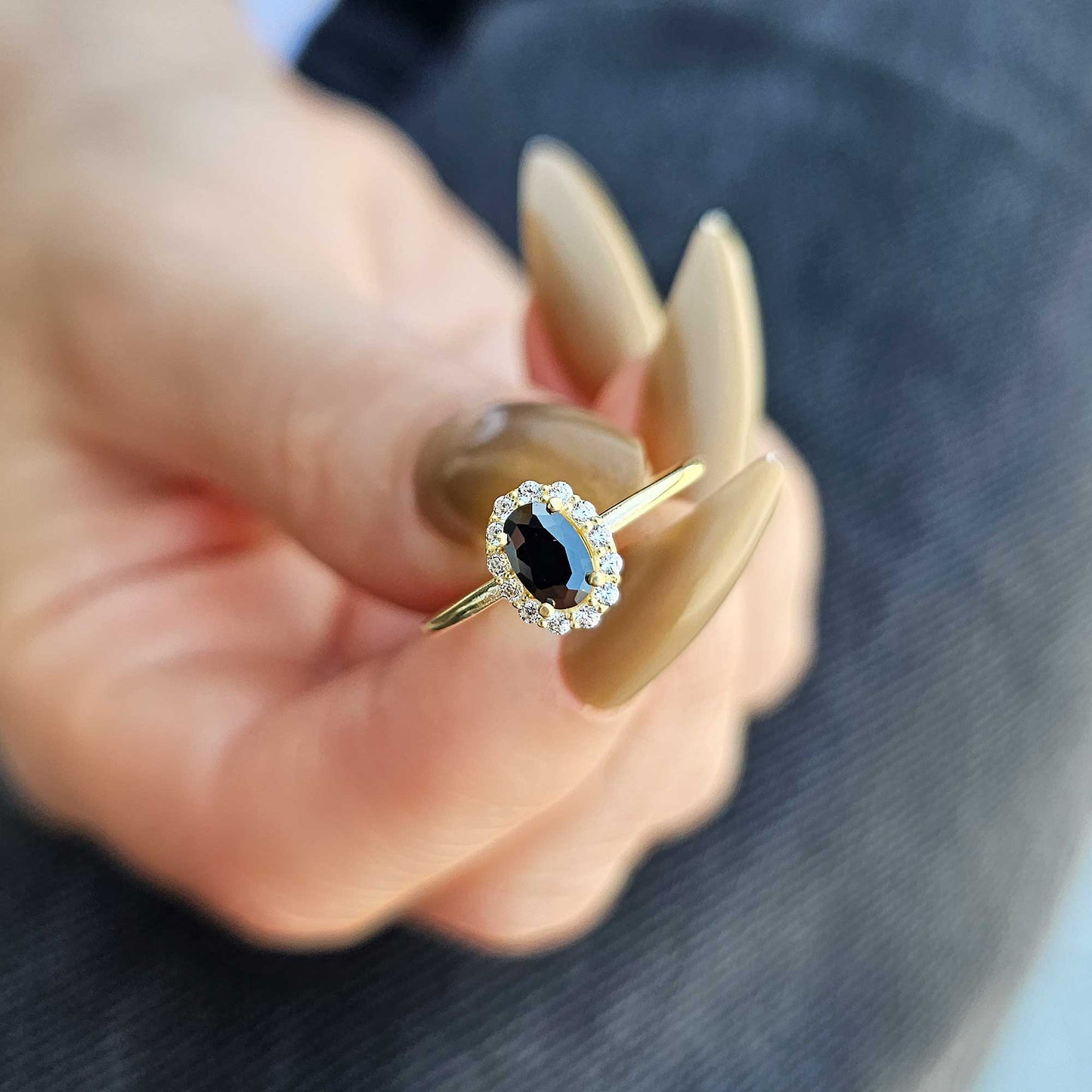 Anillo ovalado y circonita cúbica de oro de 10 quilates - 8S26CIT