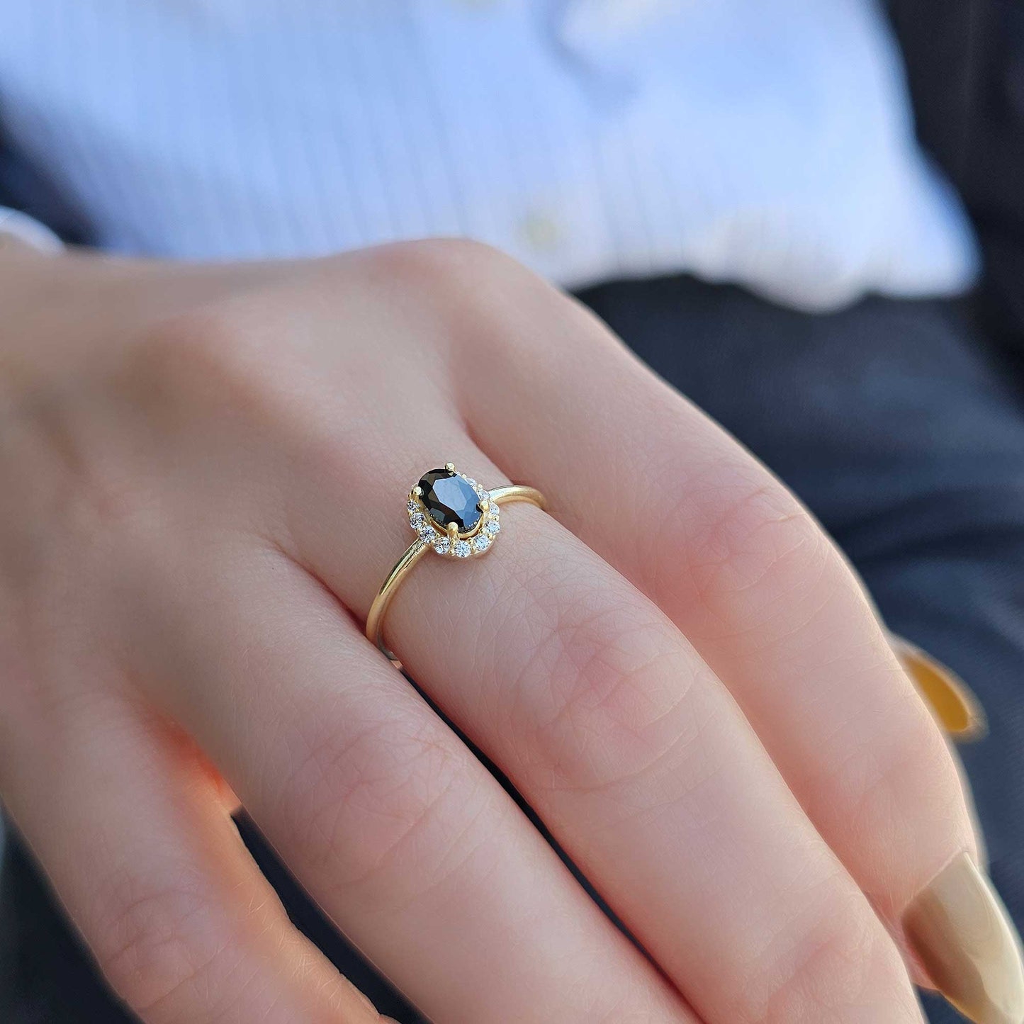 Anillo ovalado y circonita cúbica de oro de 10 quilates - 8S26CIT