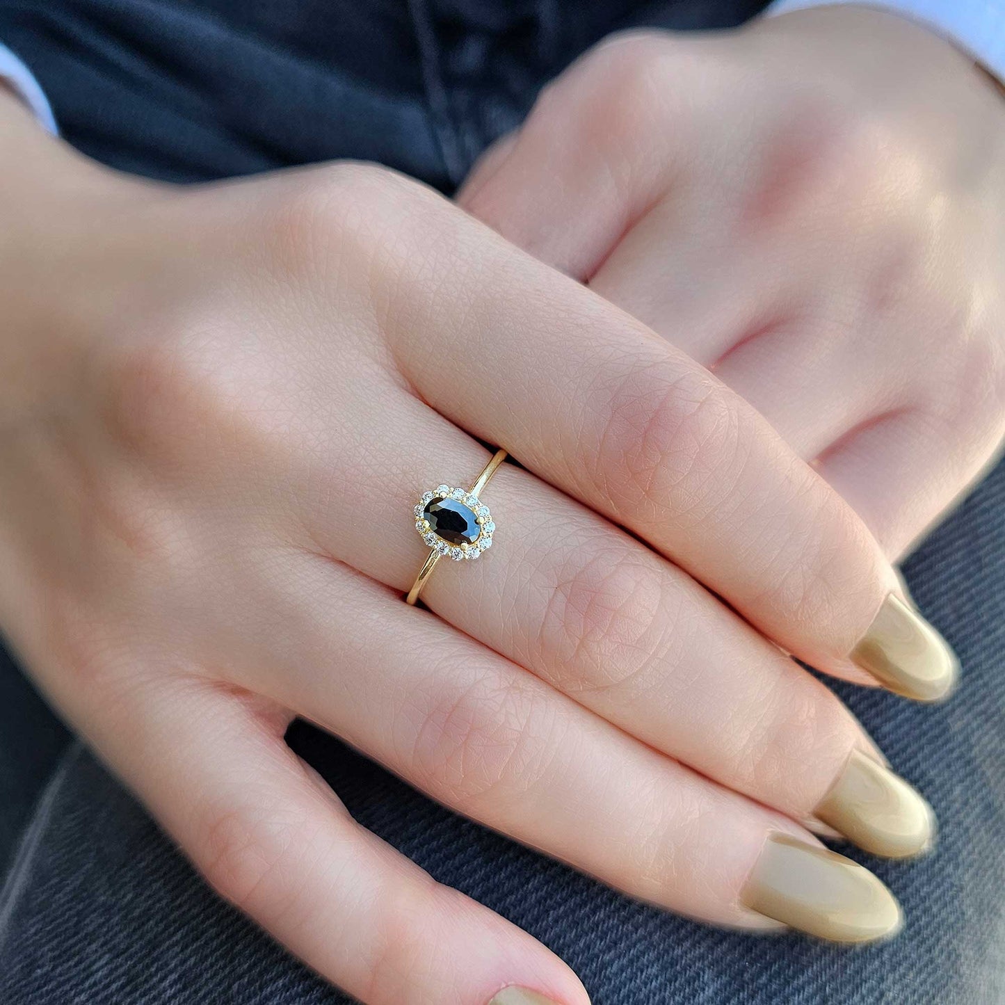 Anillo ovalado y circonita cúbica de oro de 10 quilates - 8S26CIT