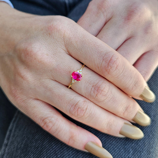 Anillo ovalado y circonita cúbica de oro de 10 quilates - 8S268PNK
